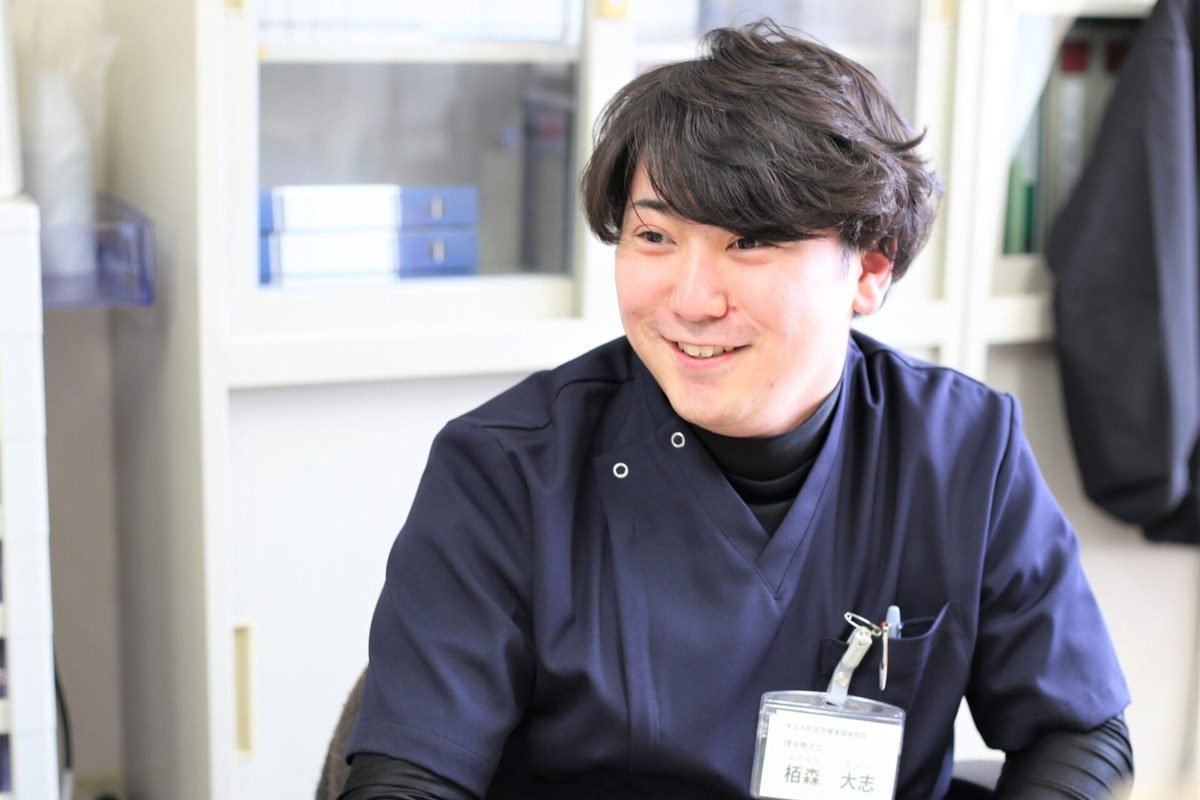スタッフが患者さんと笑顔で向き合っている様子