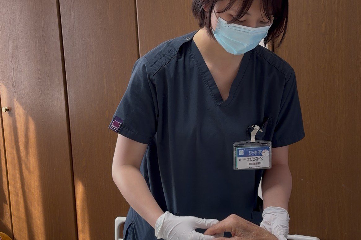 案内ポーズの看護師