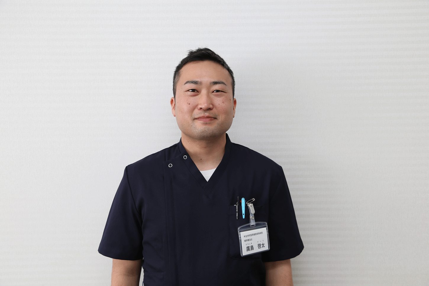 白衣の看護師が笑顔でカメラを見ているポートレート